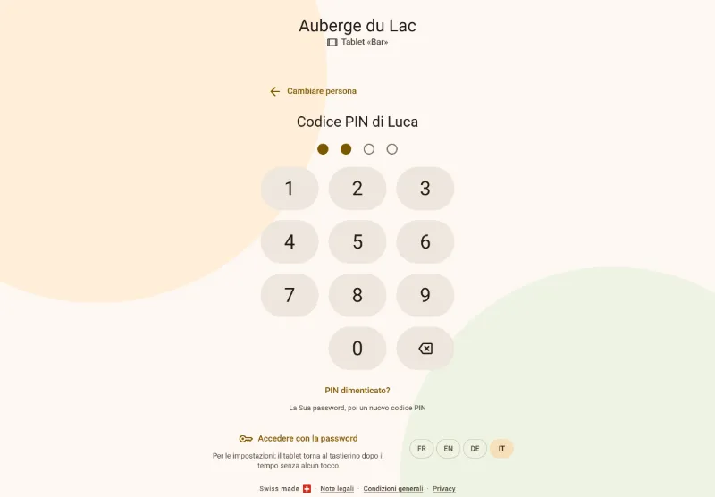 Il tablet di sala bloccato: il cameriere ha scelto il suo nome e digita il suo codice PIN a quattro cifre